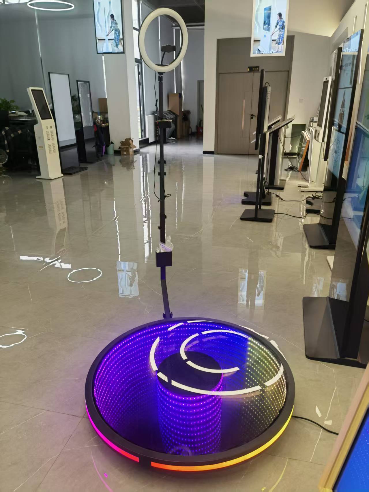 Како огледало ЛЦД екран побољшава дигиталну сигнализацију и интеракцију?